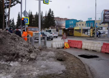 Канализация провалилась в Бердске — на главной улице образовались две дыры
