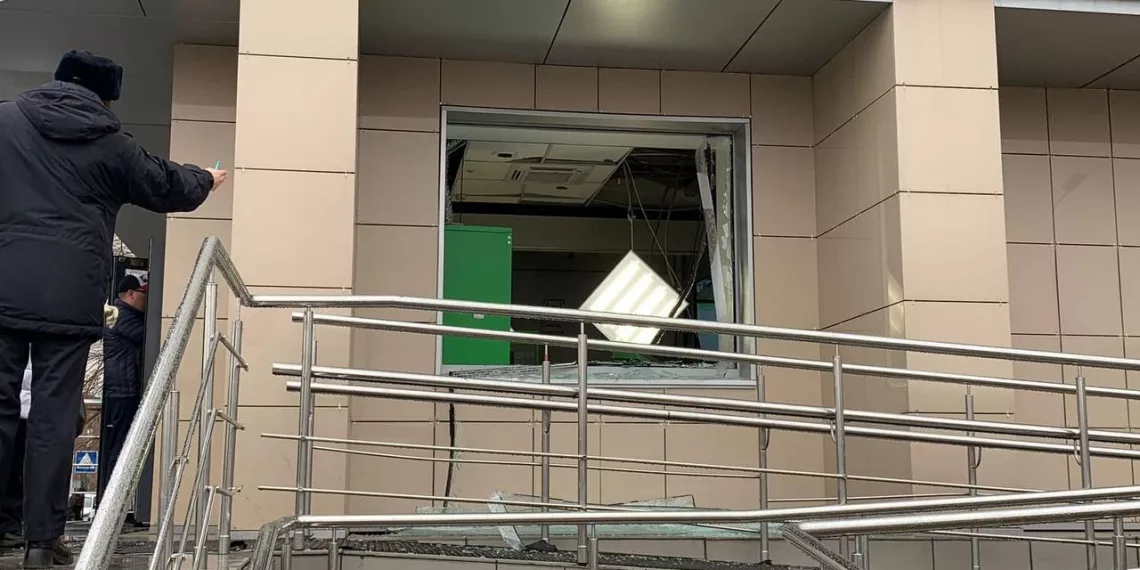 Неизвестный в маске взорвал банкомат в Омске