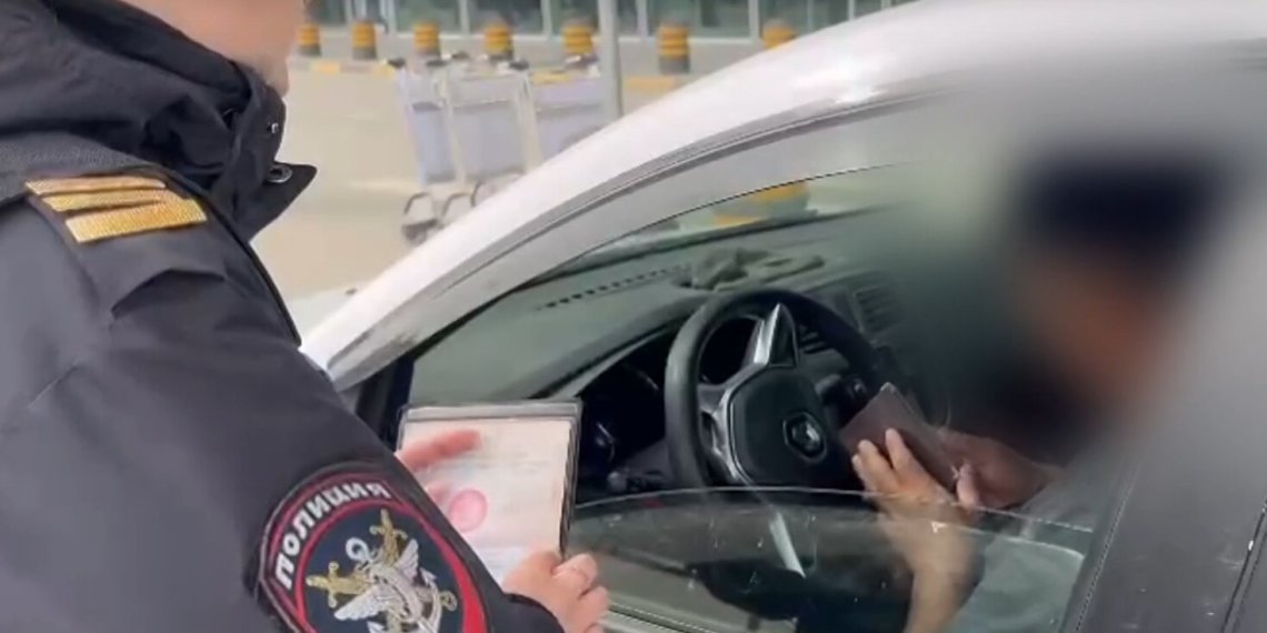 Мигрантам помешали таксовать у аэропорта в Новосибирске