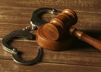 Суд закрыл дело против экс-замдиректора завода «Искра» об «откатах» в Новосибирске