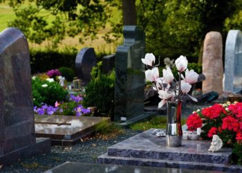 Ключевые шаги выбора гроба: обзор ритуальных услуг в Минске