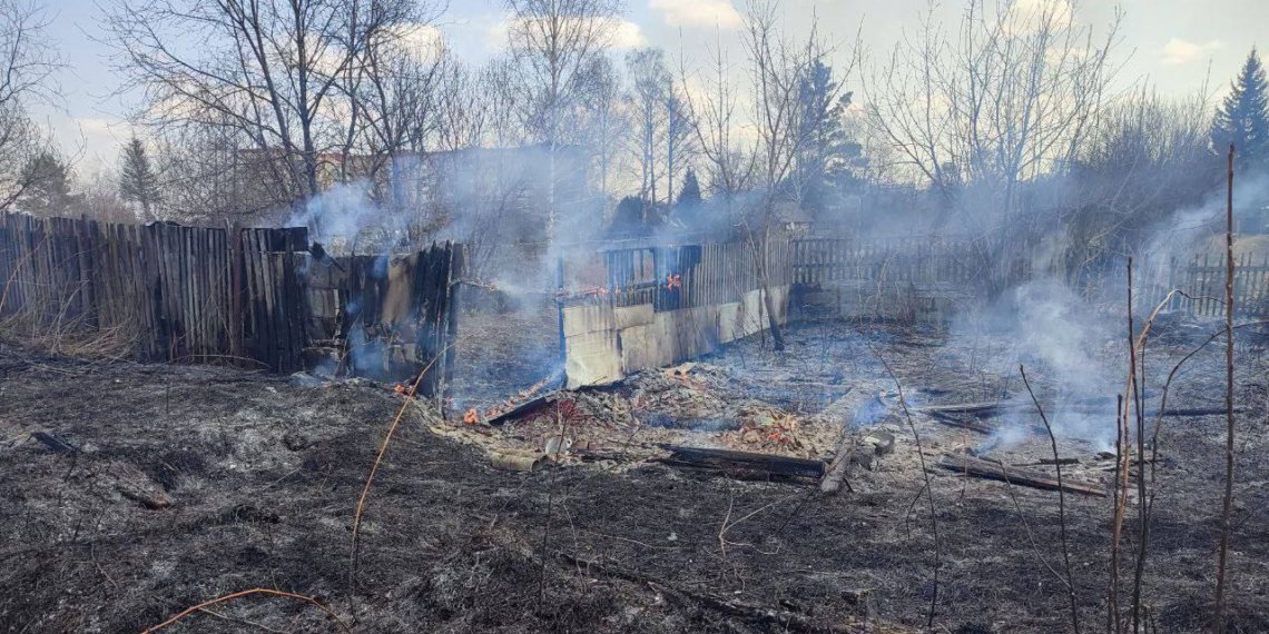 В Новосибирске почти полсотни огнеборцев два часа тушили пожар возле СНТ «Виктория»