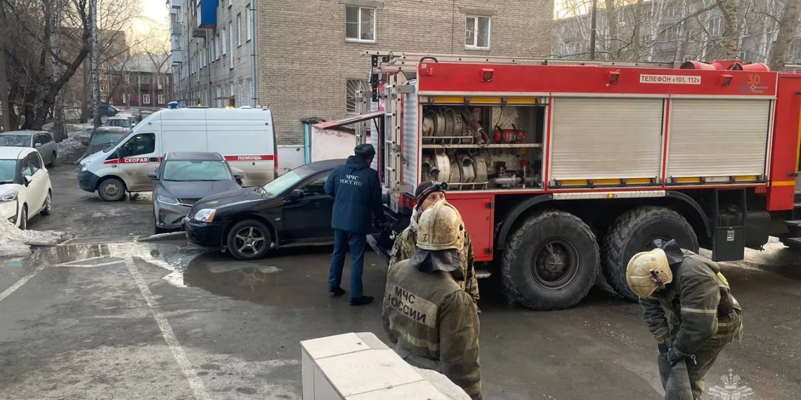 В Первомайском районе Новосибирска пожарные спасли людей из задымившейся многоэтажки