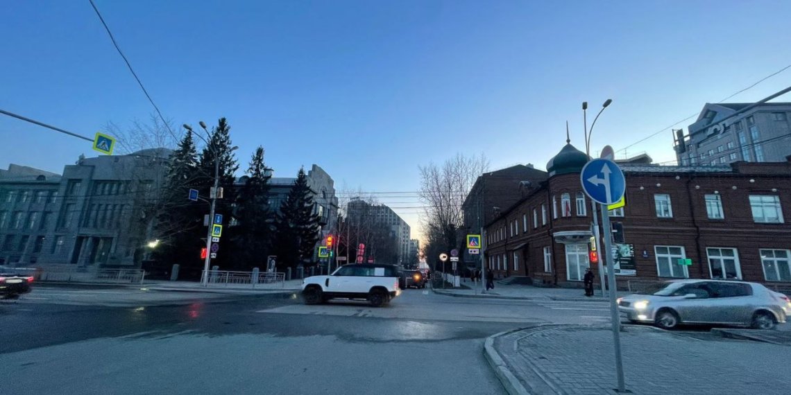 Легковушка сбила школьницу на электросамокате в Новосибирске