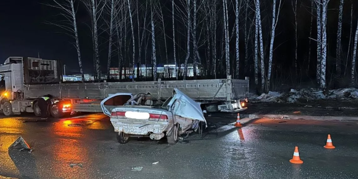 Новосибирец на большой скорости влетел в припаркованную фуру