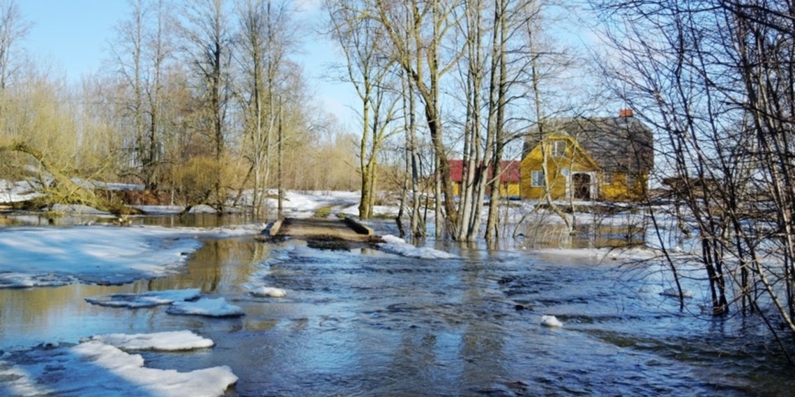 В селе Новосибирской области паводком подтоплены два дома