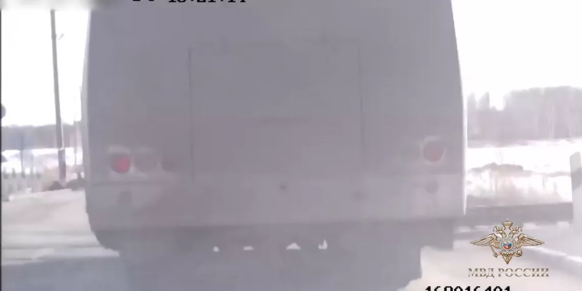 Автобус заглох на железнодорожном переезде в Новосибирской области