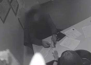 Иностранец не хотел покидать Новосибирск, поэтому предложил взятку полицейскому