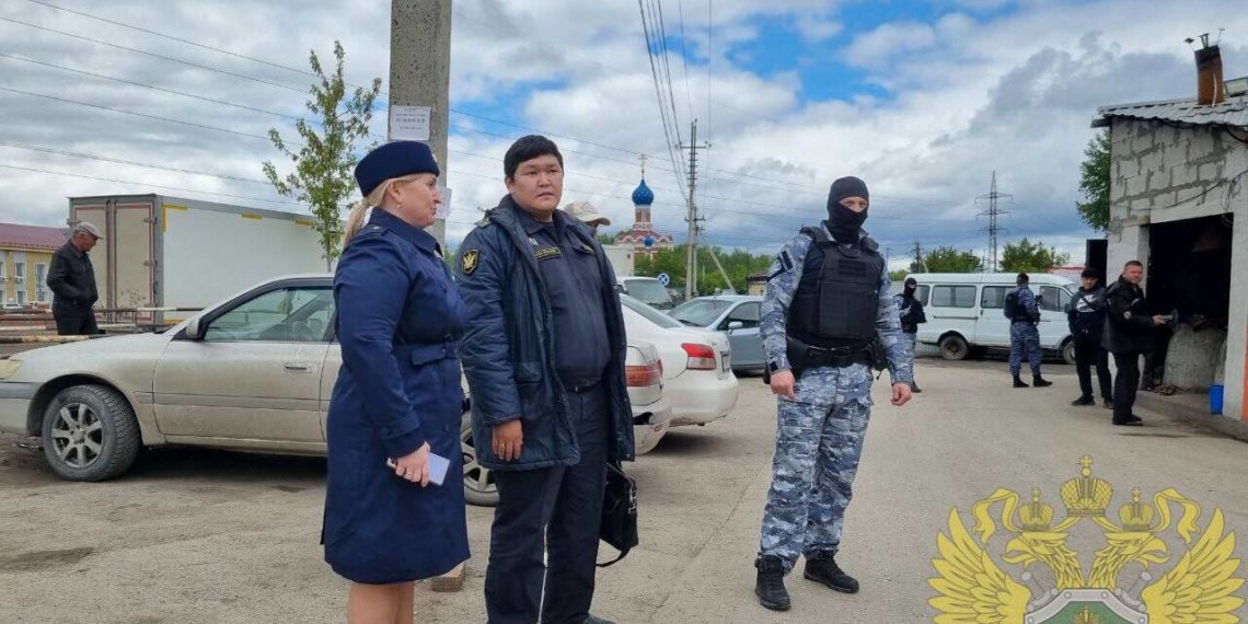 Нелегальные кафе мигрантов закрыли на Хилке в Новосибирске