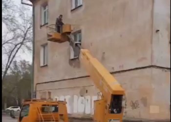 Жильцов дома у «Бугринской рощи» в Новосибирске экстренно эвакуировали из-за трещин в здании