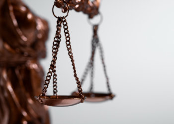 Военный из Новосибирска отделался штрафом за производство масла из конопли