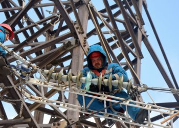 Новосибирские энергетики активизировали ремонт электросетей — ремонтная программа идет с перевыполнением плана