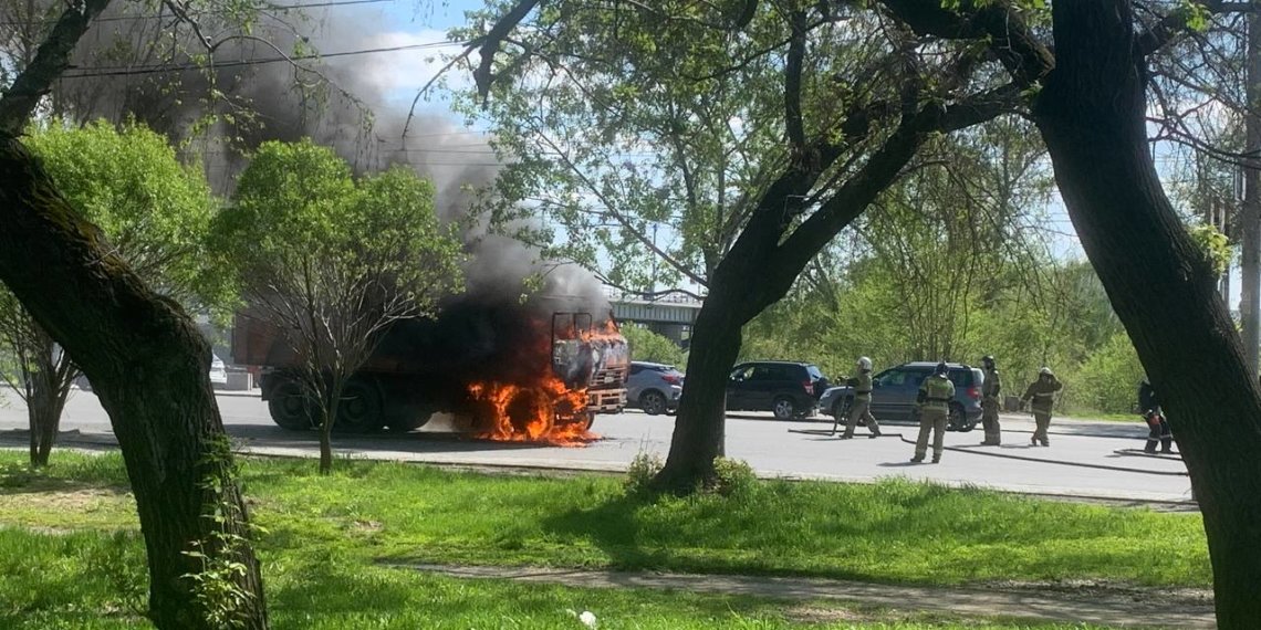 «Выгорела кабина»: в Новосибирске загорелся КамАЗ на Большевистской
