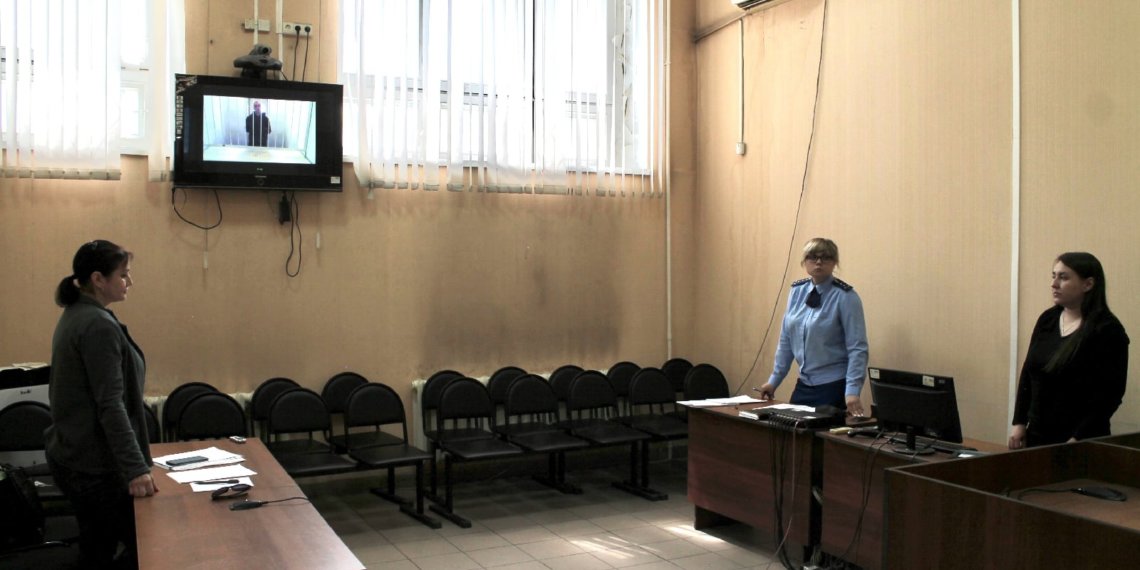 Суд не стал смягчать меру пресечения мужчине, который напал на новосибирских журналистов