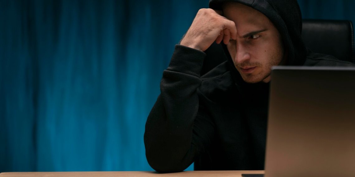 Мошенник с тремя автомобилями пытался скрыться от новосибирских приставов, но потерял около миллиона рублей