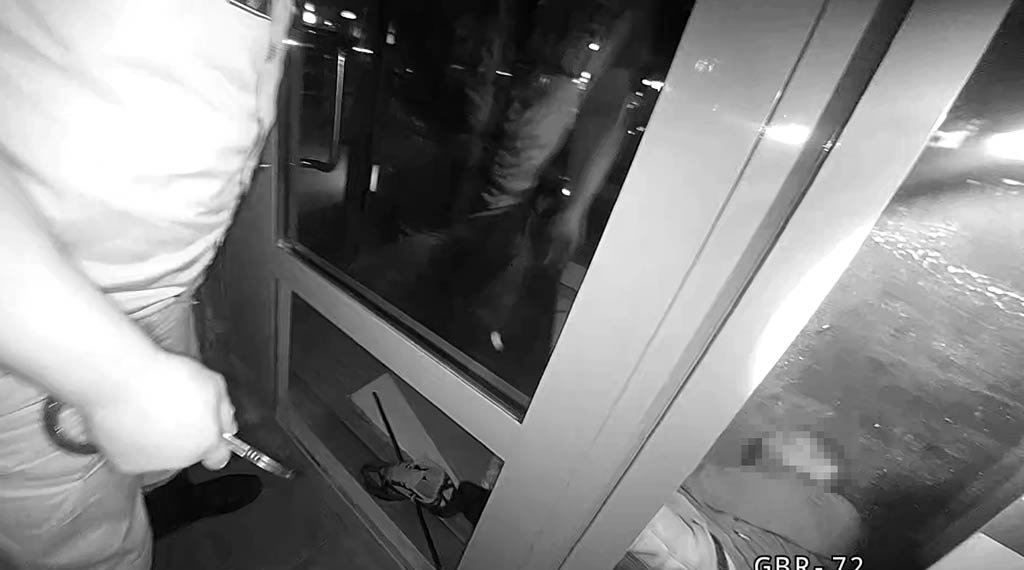 Новосибирец разбил стеклянную дверь в торговом центре и уснул