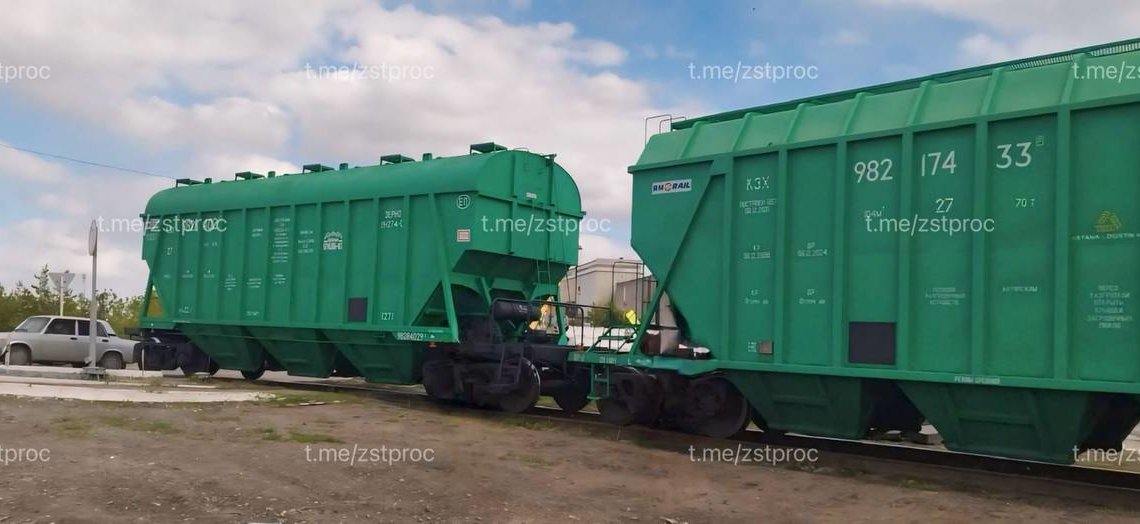 Грузовой поезд сошел с рельсов на проезжей части в Новосибирской области