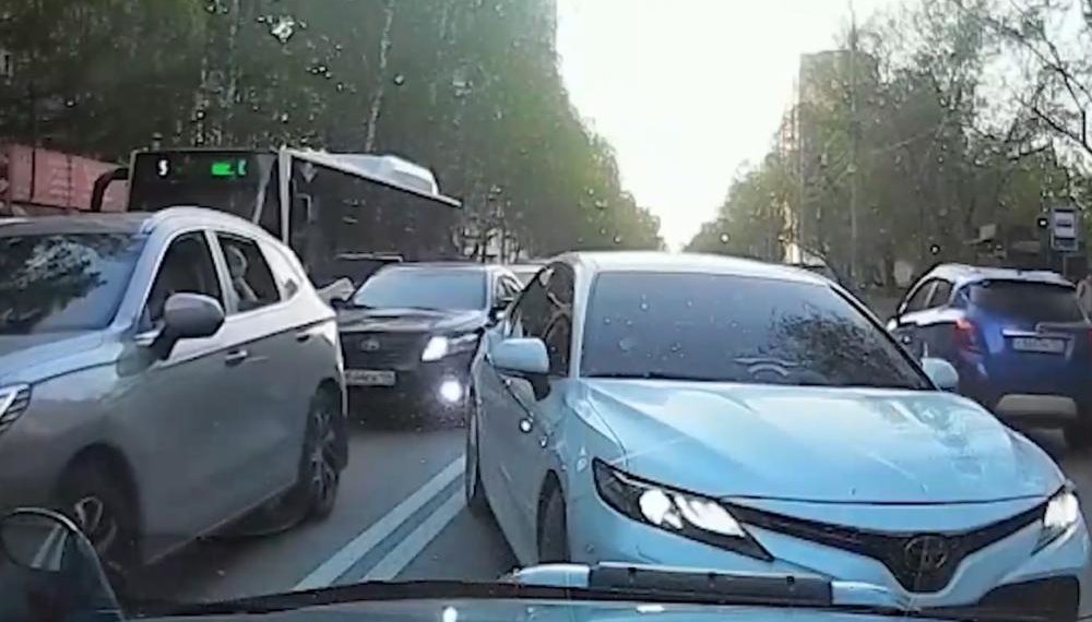 Сибиряк наткнулся на тонированную Toyota без номеров на встречке в Новосибирске