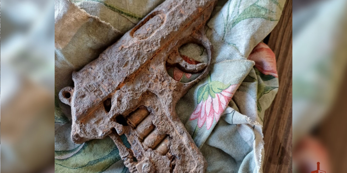 Кузбасские фермеры обнаружили пистолет при вспашке поля