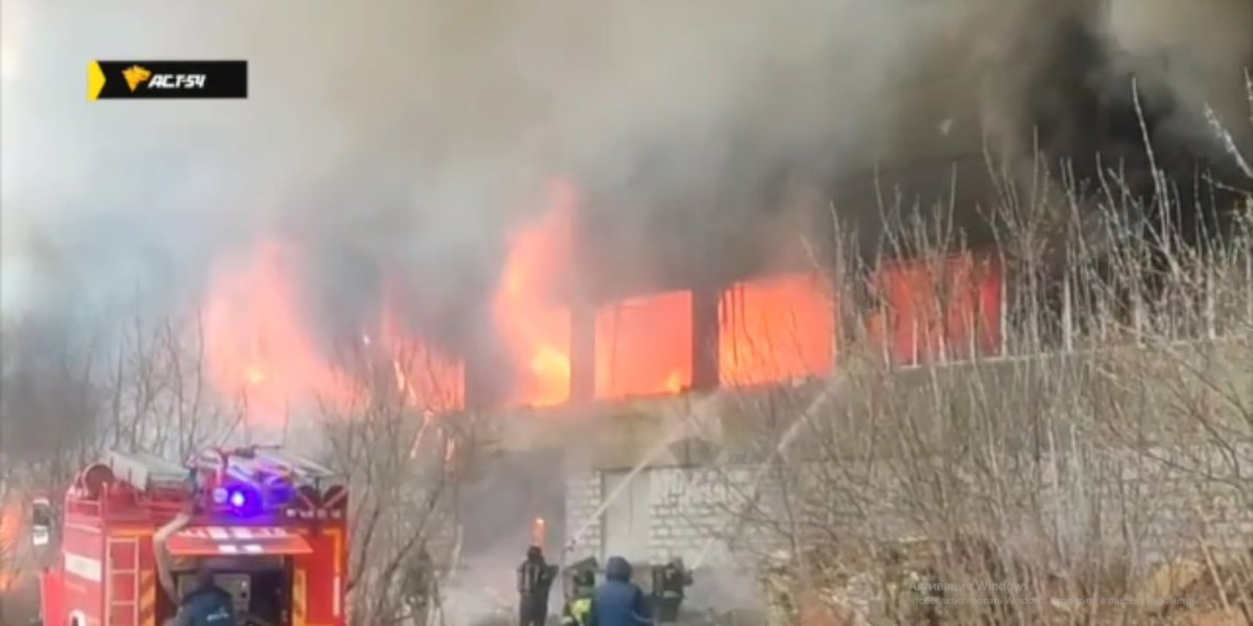 В Новосибирске полсотни пожарных ликвидируют возгорание в производственном корпусе на Станционной