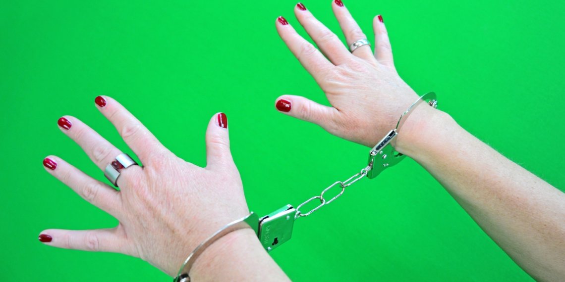 «Находила жертв через знакомых»: жительница Бердска пойдет под суд за продажу несуществующих машин и квартир