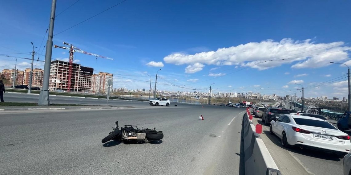 В Новосибирске на мосту сбили мотоциклиста
