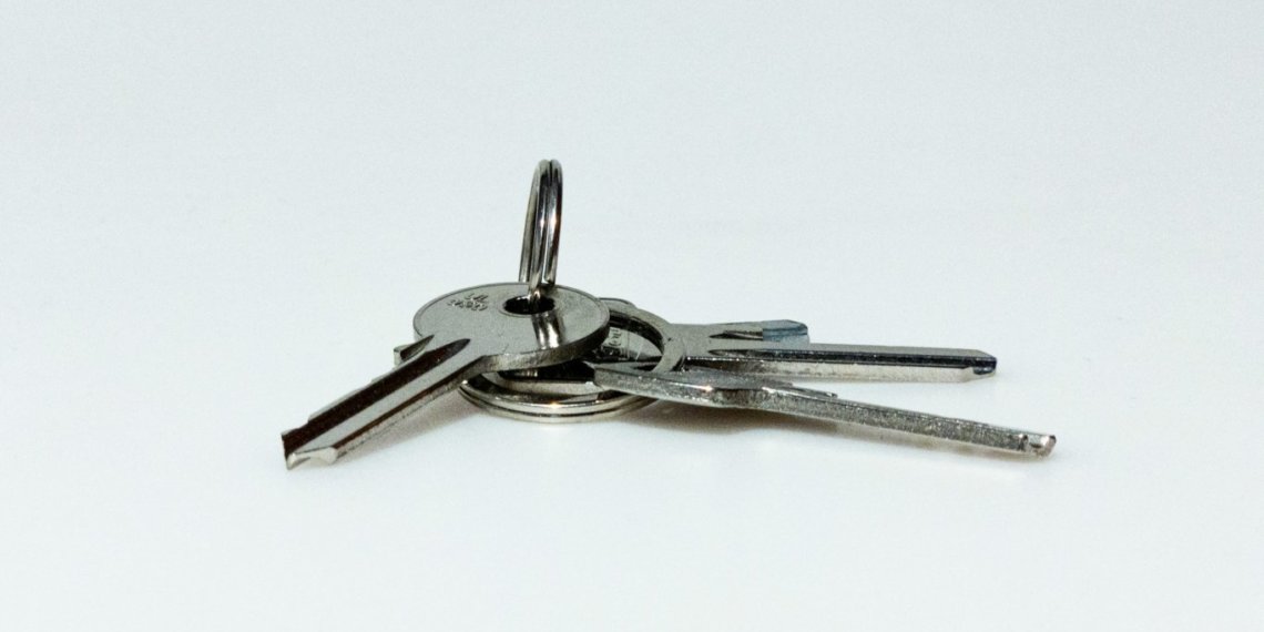 Сирота семь лет не может получить положенное жилье в Новосибирской области