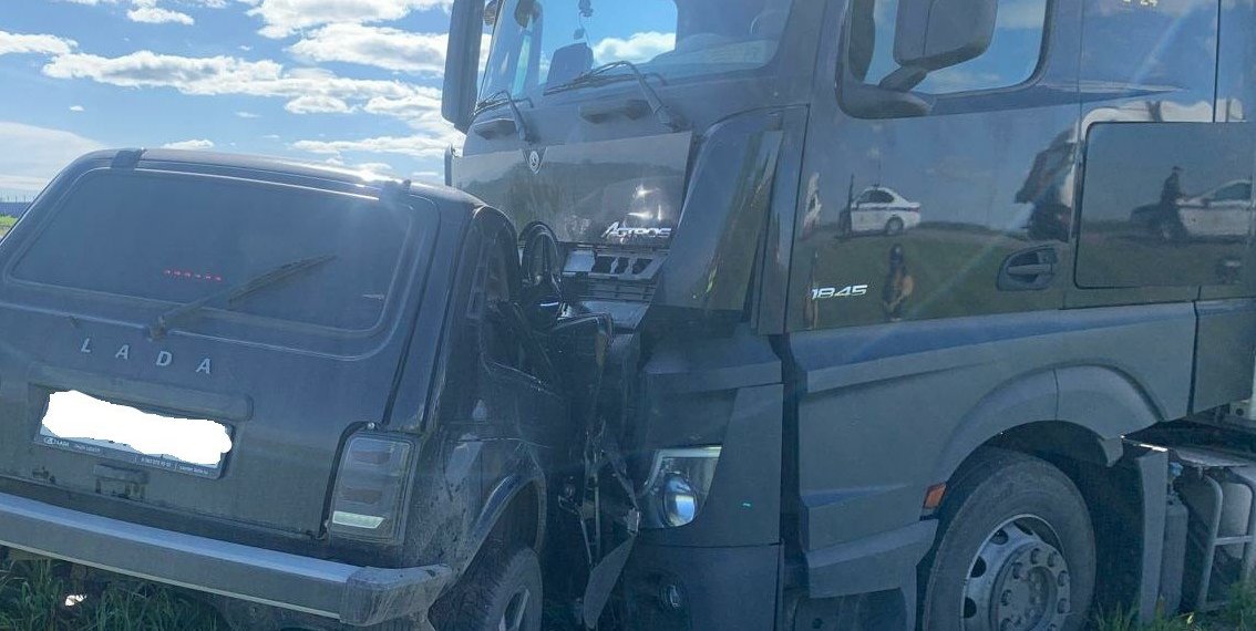 Два человека скончались на трассе в Новосибирской области после ДТП с фурой