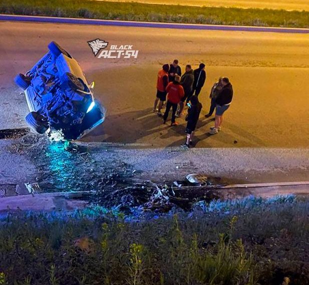 Иномарка вылетела на Ипподромскую и перевернулась посреди дороги