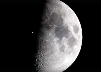 Новосибирец заснял полет МКС на фоне луны