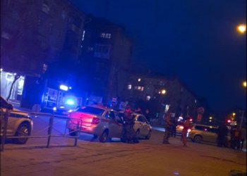 Возле Вознесенского кафедрального собора в Новосибирске заметили силовиков с оружием