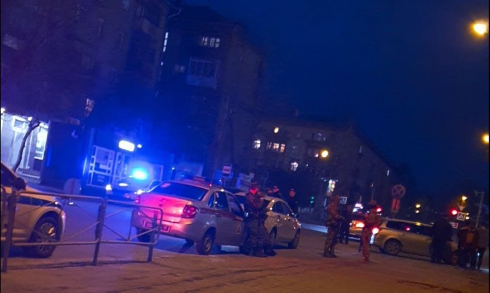 Возле Вознесенского кафедрального собора в Новосибирске заметили силовиков с оружием