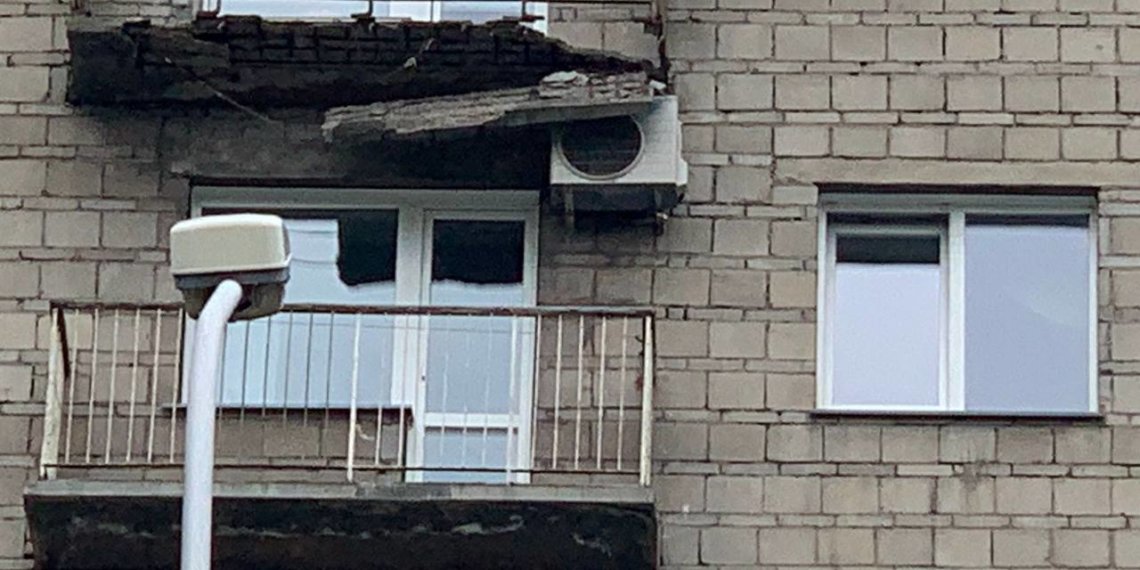 Балкон девятого этажа частично обвалился в Новосибирске