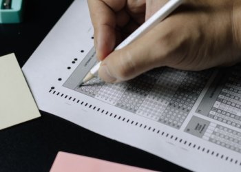 «Падали в обморок»: российских школьников заставили ждать запоздавший ОГЭ пять часов