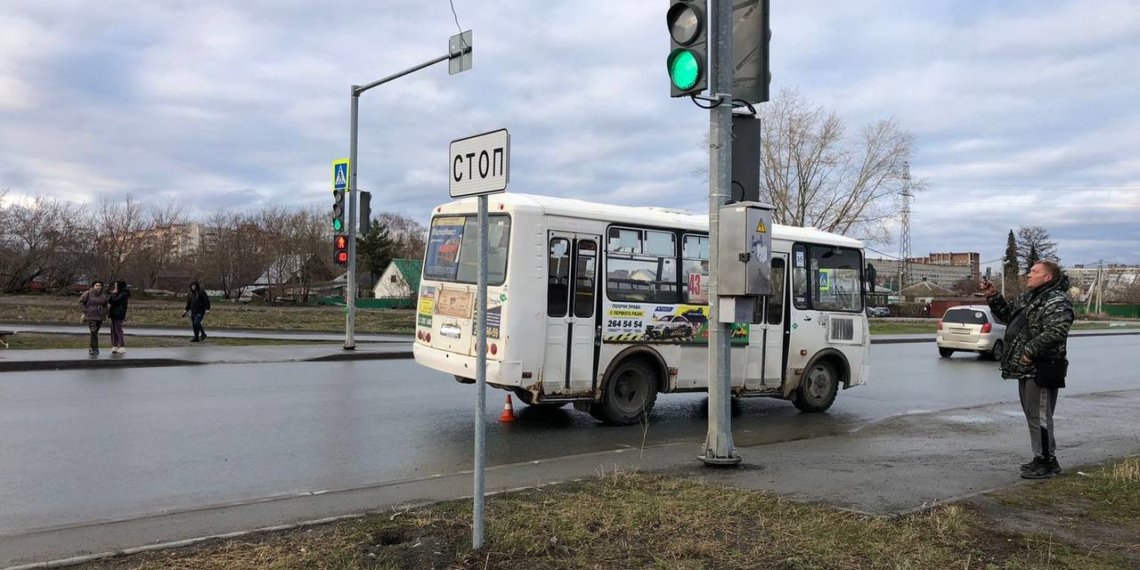 Маршрутный автобус сбил женщину и ребенка на пешеходном переходе в Новосибирске