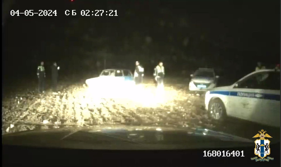 В Оби полицейские открыли стрельбу по нарушителю ПДД.
