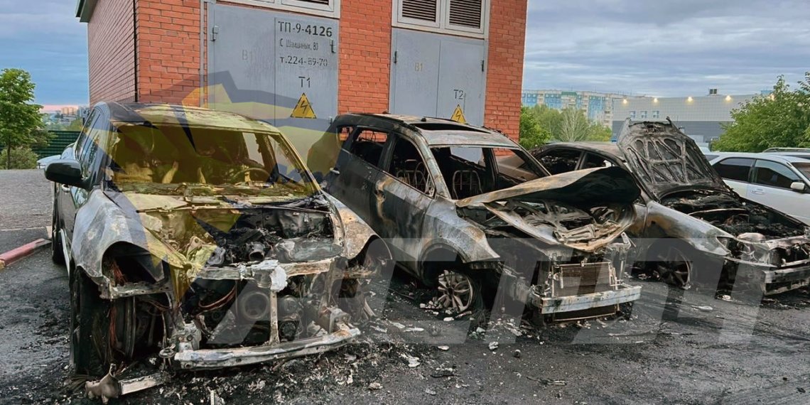 Три машины сгорели ночью на улице Высоцкого в Новосибирске