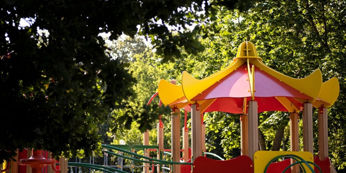 Пятилетний мальчик сломал позвоночник на детской площадке в Новосибирске