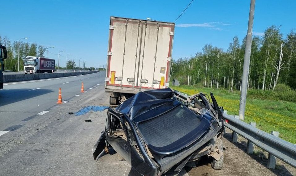 Легковушку смяло грузовиком под Новосибирском