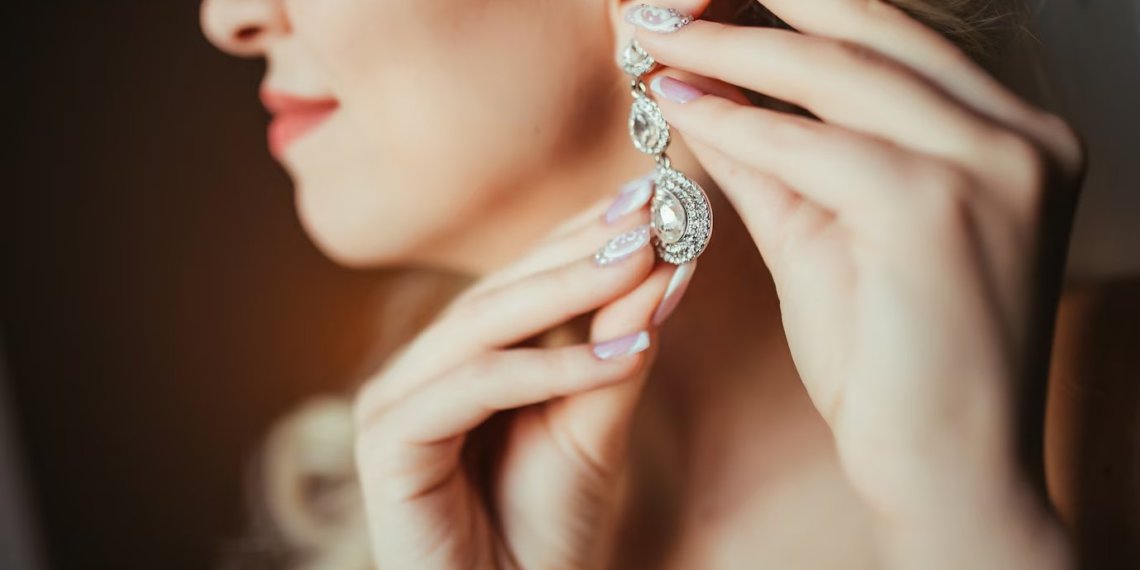 Жительница Новосибирска избила должницу и сняла с нее серьгу