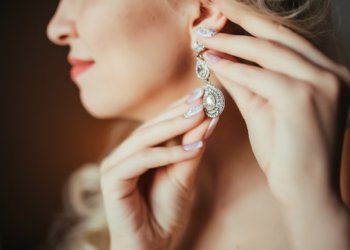 Жительница Новосибирска избила должницу и сняла с нее серьгу