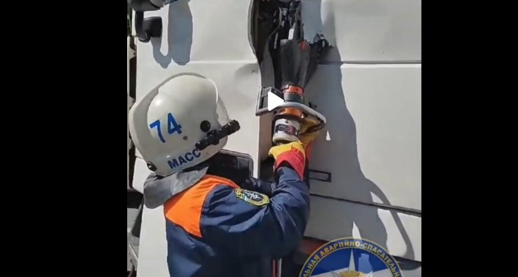 Спасатели вытащили мужчину из грузовика после тройного ДТП в Новосибирске