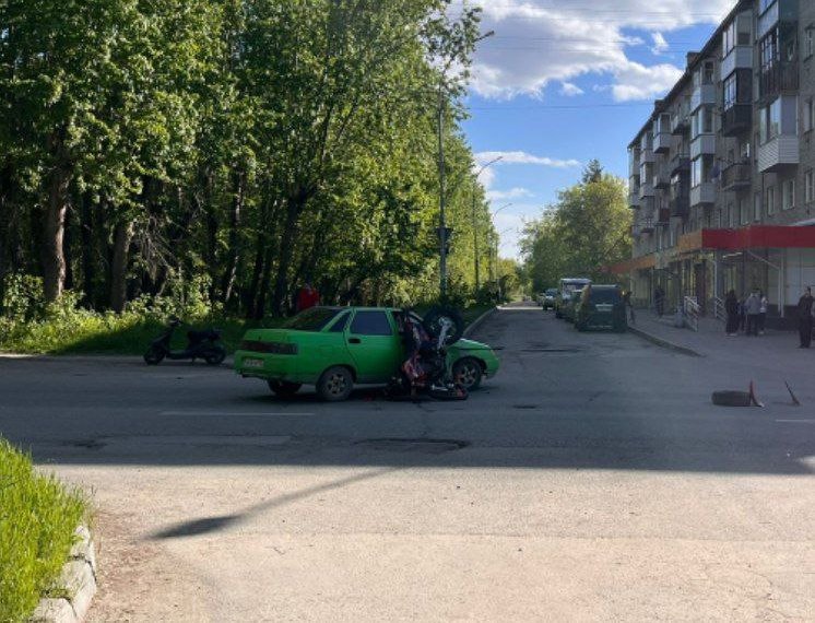 Подросток на мотоцикле влетел в дверь легковушки в Новосибирске