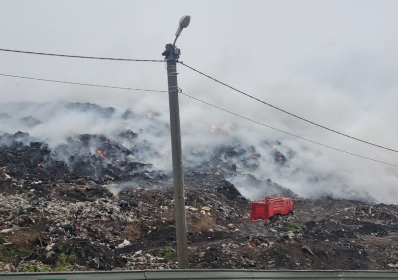 В Новосибирске продолжается тушение пожара на полигоне «Левобережный»