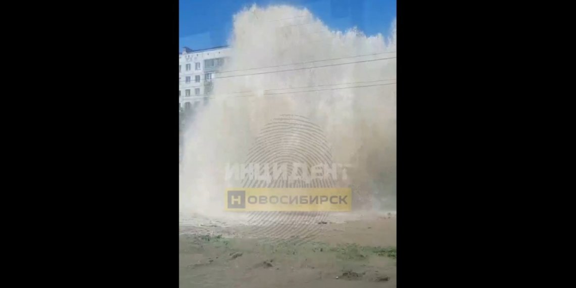 Фонтан воды из-под земли забил на Гусинобродском шоссе