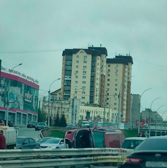 На Ипподромской иномарка завалилась на бок