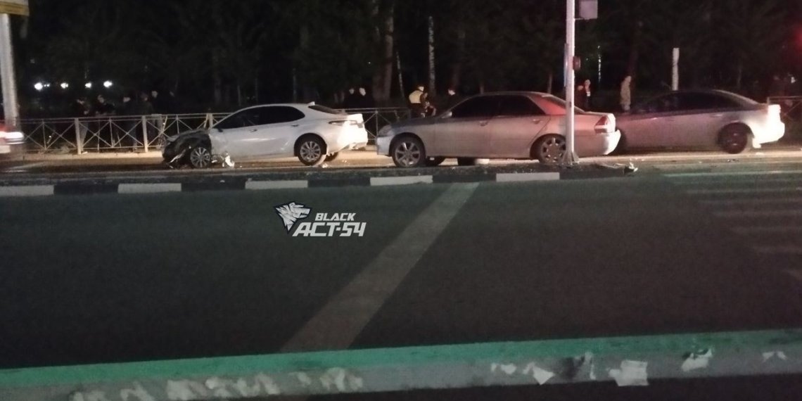 Массовое ДТП произошло ночью на Проспекте Дзержинского в Новосибирске