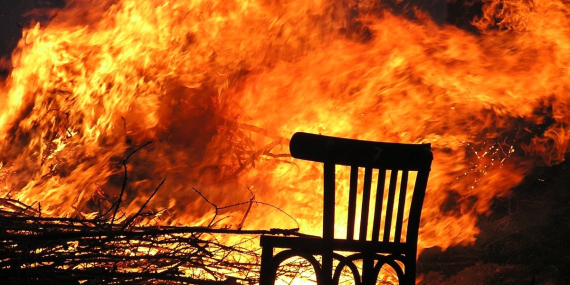 В Новосибирске загорелся частный дом — огонь мог перекинуться на соседний дом