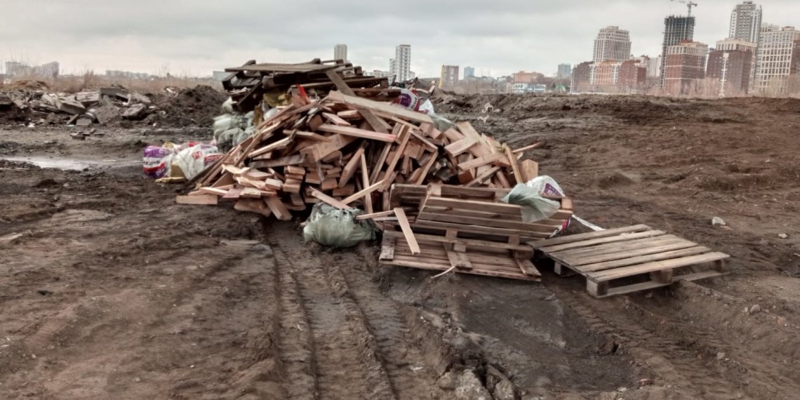 Неизвестные устроили свалку под Димитровским мостом в Новосибирске
