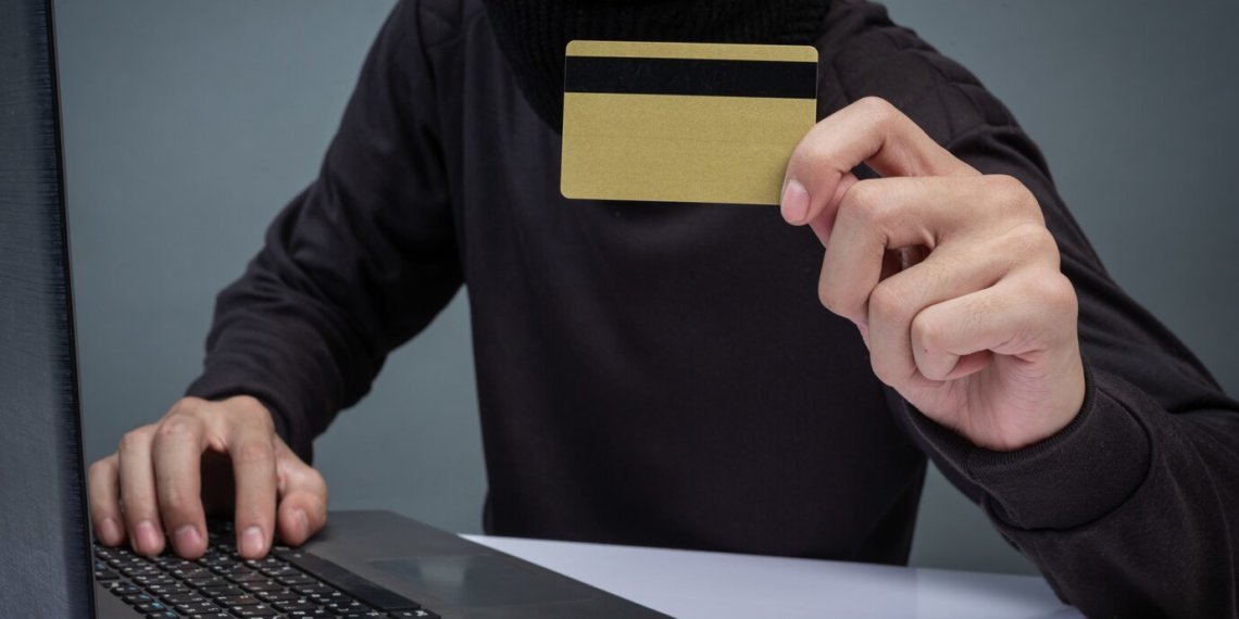 В результате общения с мошенниками врач лишилась более 2 миллионов рублей